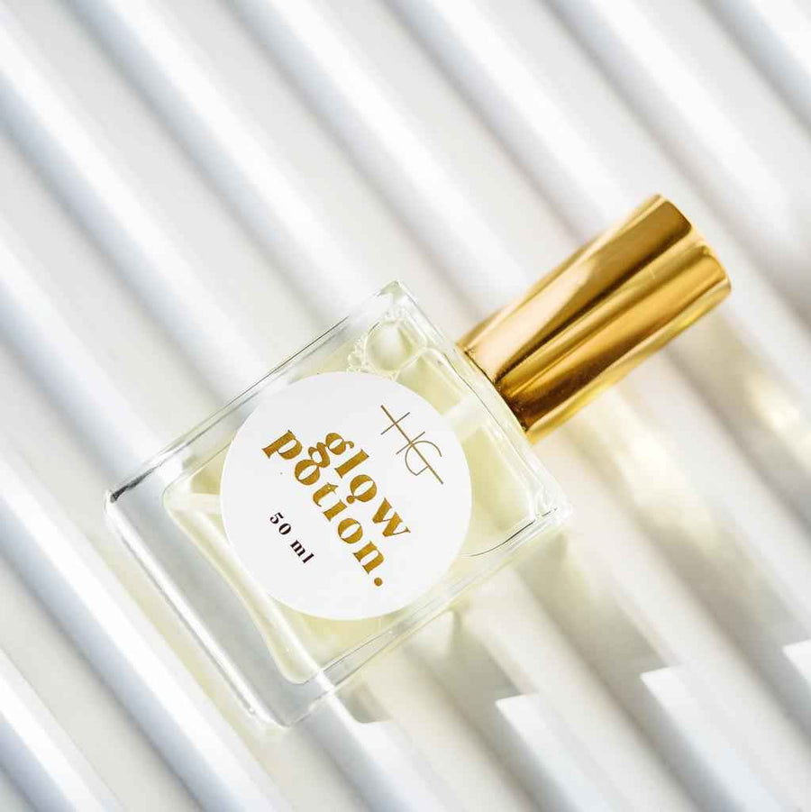 Glow Potion Multifunctional Dry Oil texture swatch